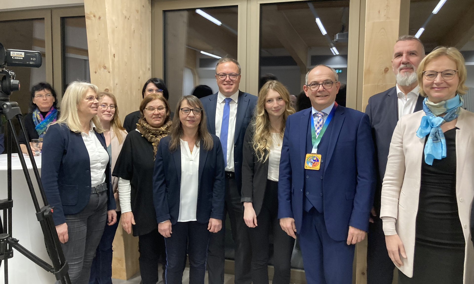 Eröffnung der DJH Gotha unter anderem mit Prof. Dr. Mario Voigt (5, v. re., Ministerpräsident Freistaat Thüringen), Katja Wolf (re., Thüringer Finanzministerin und stellvertretende Ministerpräsidentin), Steffen Schütz (2. v. re., Thüringer Minister für Digitales und Infrastruktur), Knut Kreuch (3. v. re., Oberbürgermeister Stadt Gotha) und Alice Dinger (4. v. re., Projektleiterin ProjektStadt).