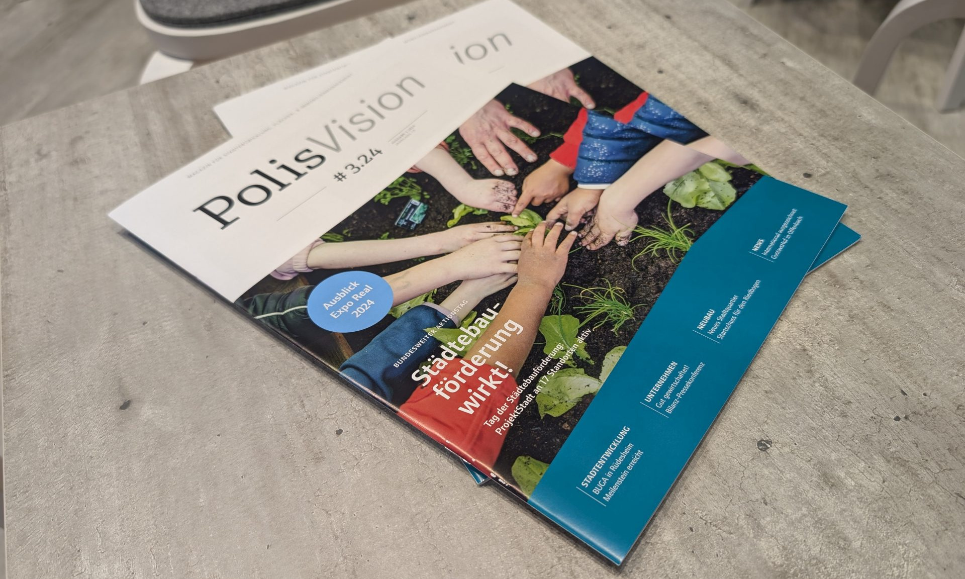 Blick auf das Titelblatt der neuen Ausgabe der PolisVision.