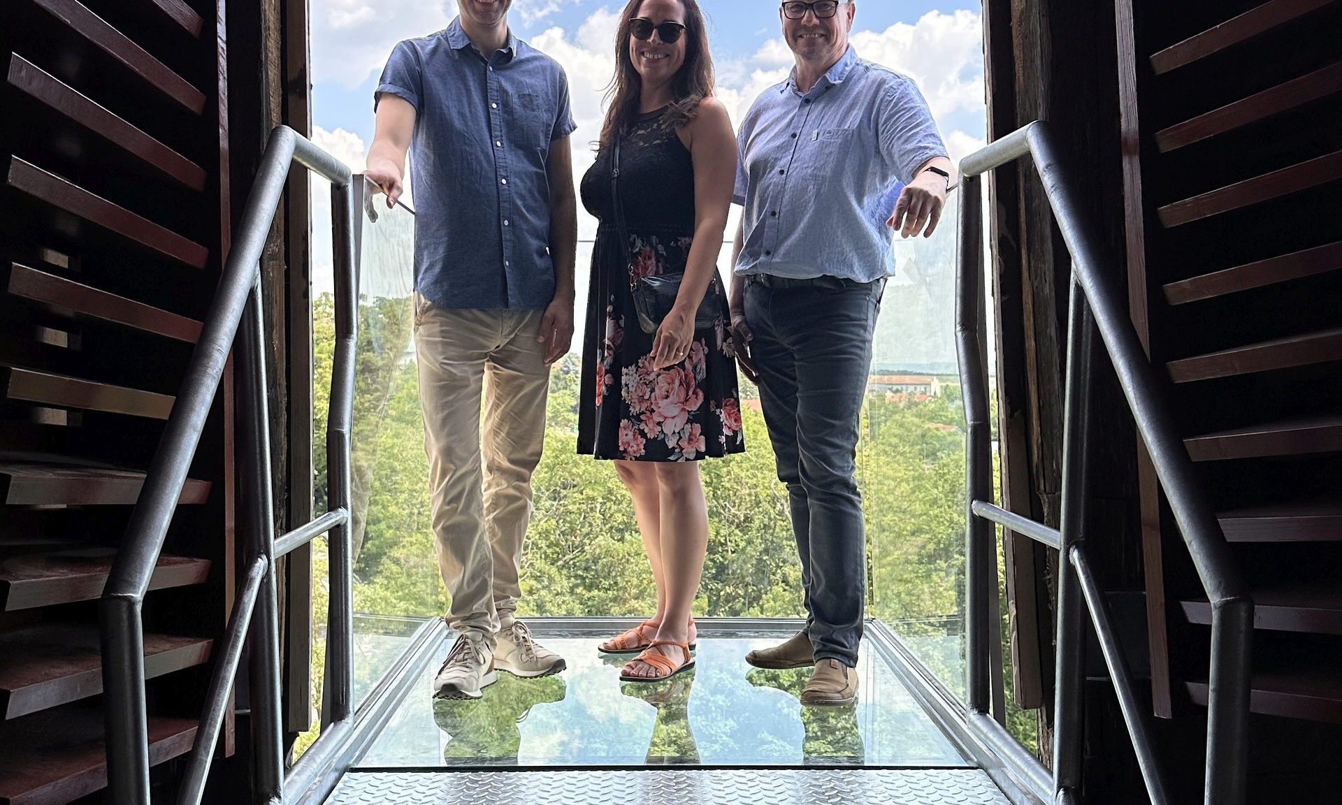 Drei Menschen stehen auf dem Skywalk des schiefen Turms von Bad Frankenhausen