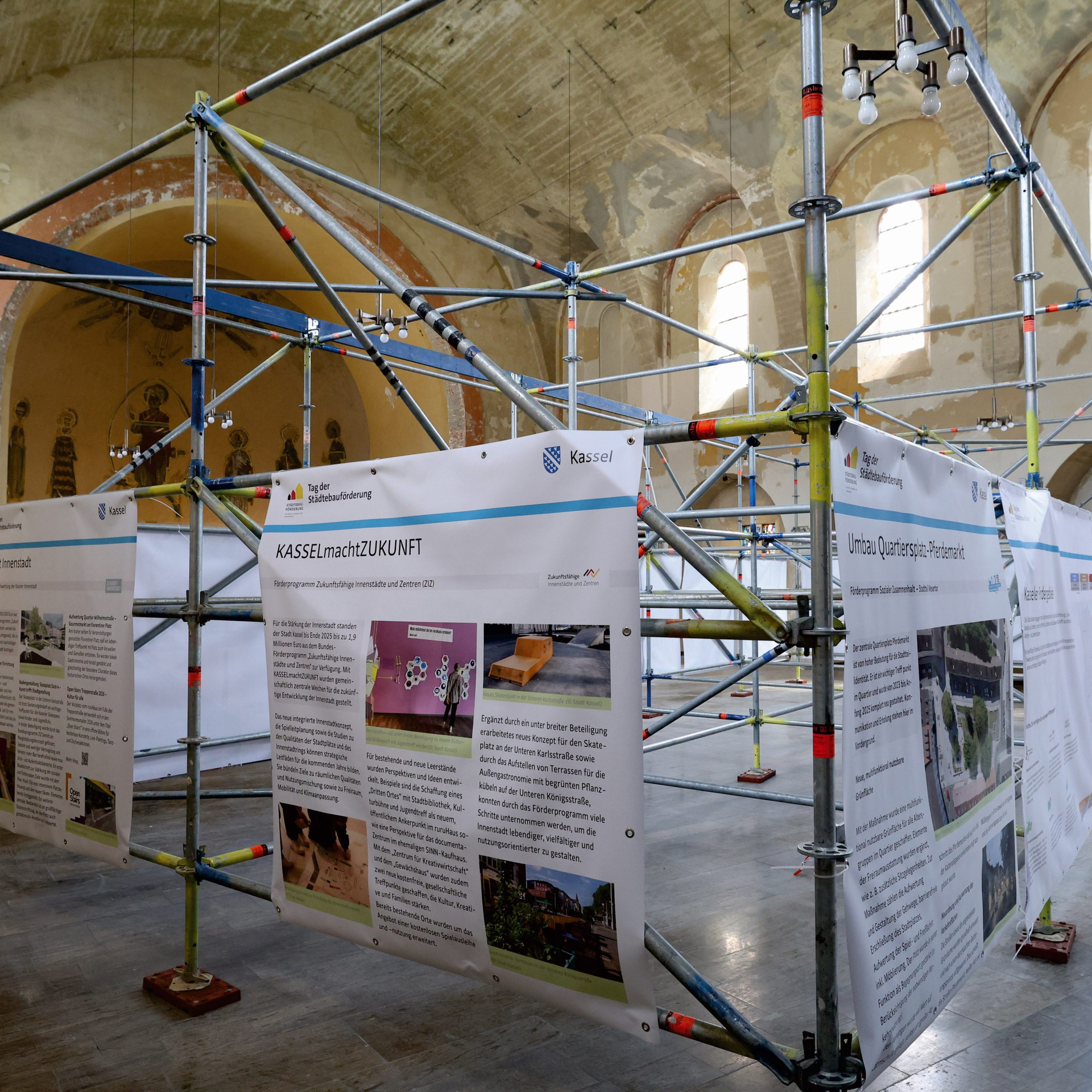 Ein Baugerüst in der Kunigundis-Kirche in Kassel inszenierte anschaulich die geplanten Veränderungen
