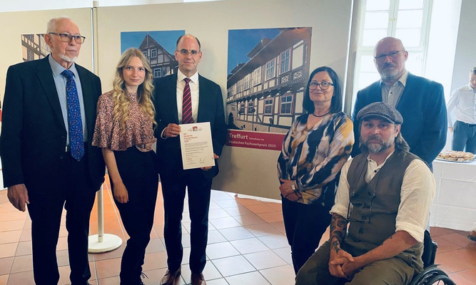 Freuen sich über die Auszeichnung: (v. li.) Prof. Dipl.-Ing. Manfred Gerner (Präsident Arbeitsgemeinschaft Deutsche Fachwerkstädte e. V.), Alice Dinger (Projektleiterin ProjektStadt), Michael Reinz (Bürgermeister Stadt Treffurt), Angela Leinhos (Architektin des Gebäudes), Michael König (Hotelleitung) und Ralf Stützer (Projektleitung Betreiber Hotel). Foto: Diana Wetzestein