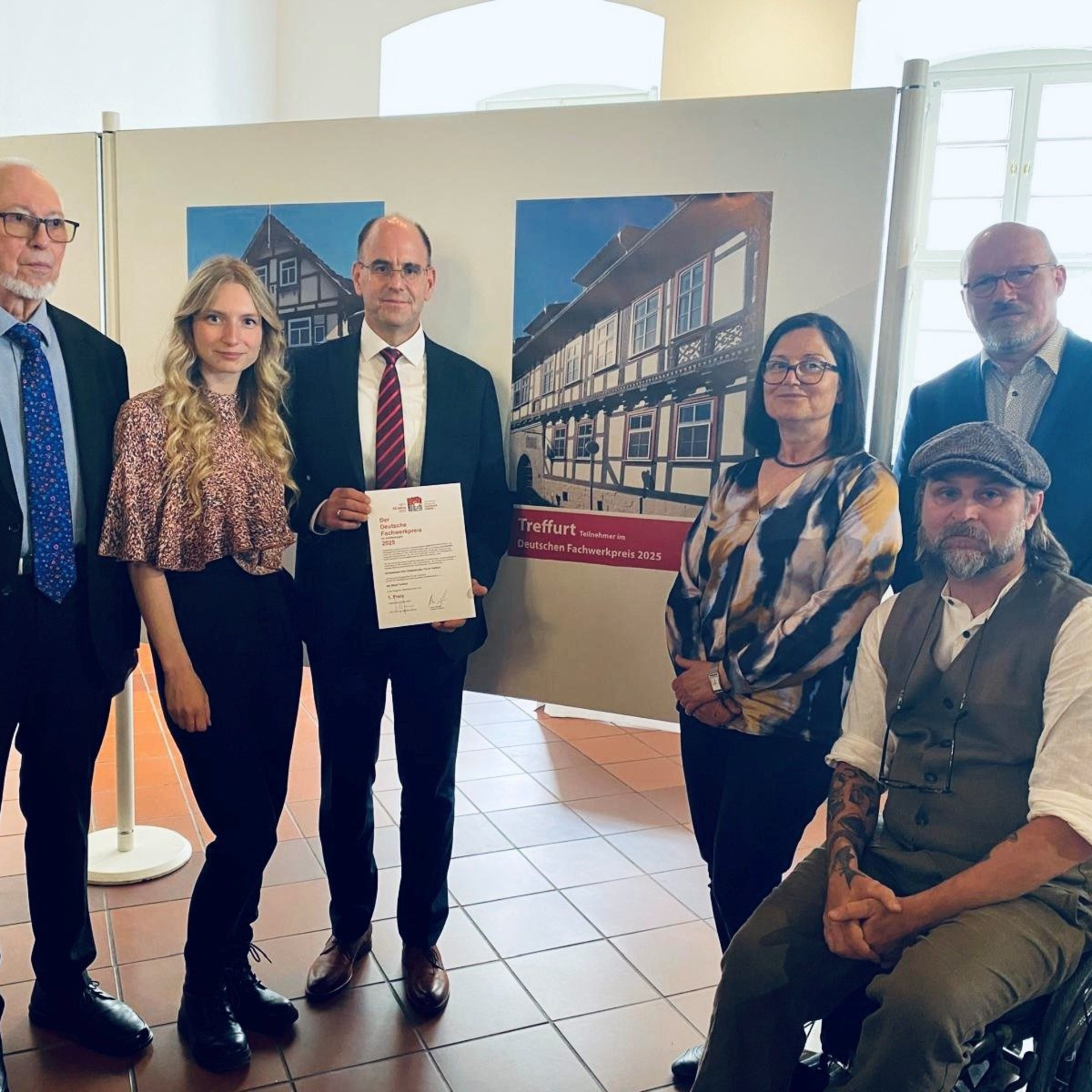 Freuen sich über die Auszeichnung: (v. li.) Prof. Dipl.-Ing. Manfred Gerner (Präsident Arbeitsgemeinschaft Deutsche Fachwerkstädte e. V.), Alice Dinger (Projektleiterin ProjektStadt), Michael Reinz (Bürgermeister Stadt Treffurt), Angela Leinhos (Architektin des Gebäudes), Michael König (Hotelleitung) und Ralf Stützer (Projektleitung Betreiber Hotel). Foto: Diana Wetzestein