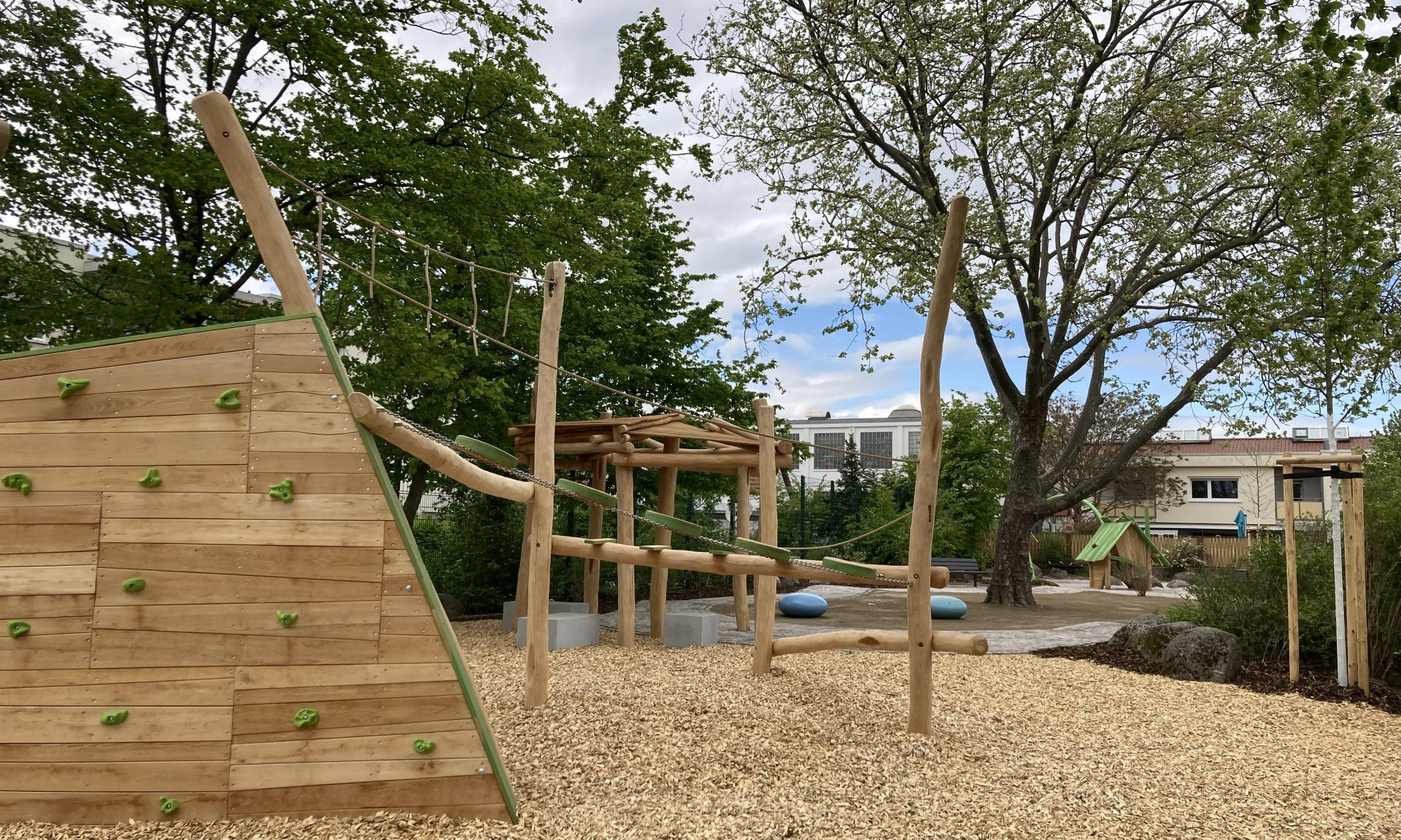 Spielplatz u.a. mit Kletterwand und Balancierparcours