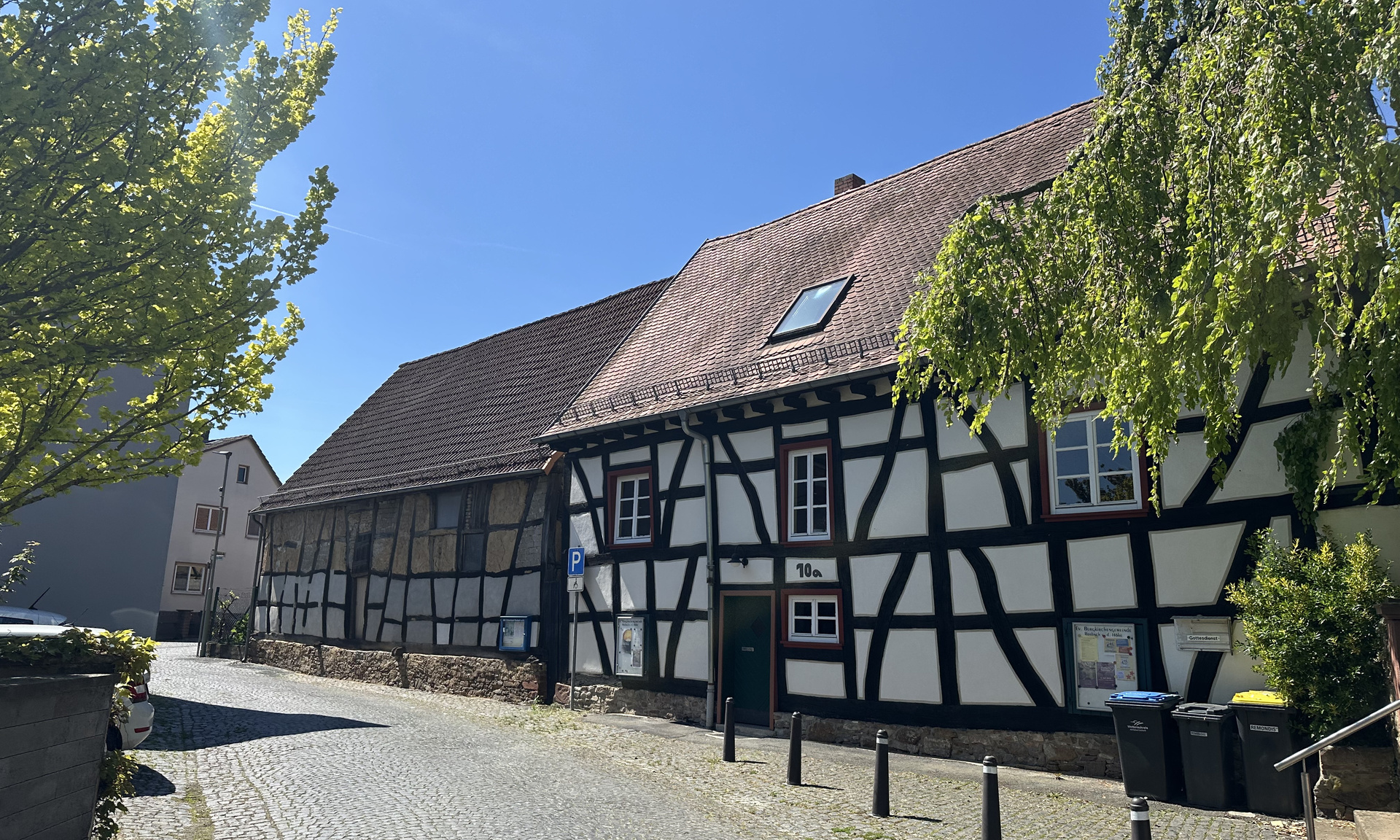 Blick auf ein sanierungsbedürftiges Fachwerkhaus in Rosbach vor der Höhe