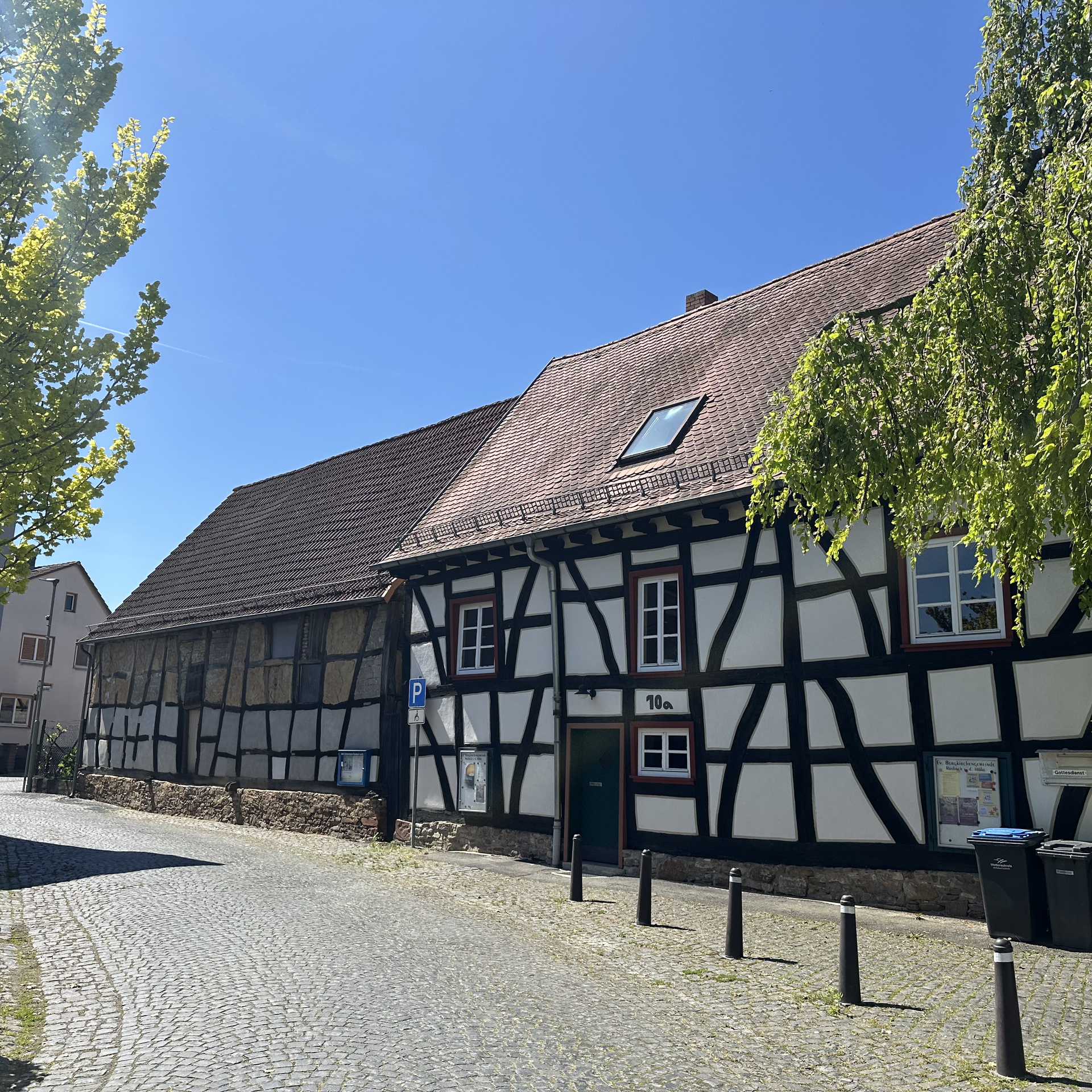 Blick auf ein sanierungsbedürftiges Fachwerkhaus in Rosbach vor der Höhe