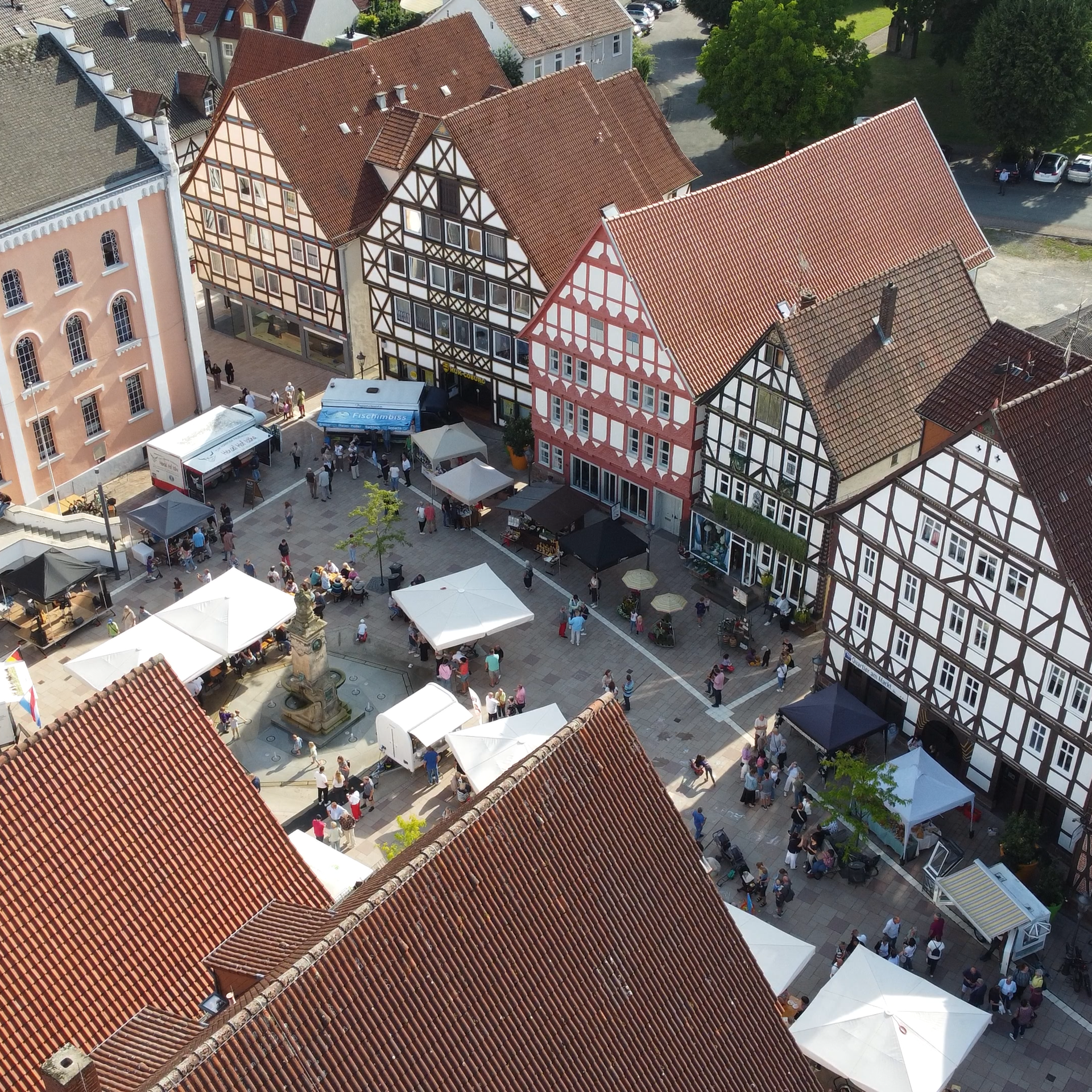 Der Marktplatz in Hofgeismar in Mitten von Fachwerkhäusern. Verschiedene Buden sind dort aufgebaut.