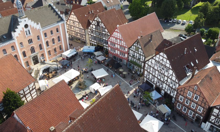 Der Marktplatz in Hofgeismar in Mitten von Fachwerkhäusern. Verschiedene Buden sind dort aufgebaut.