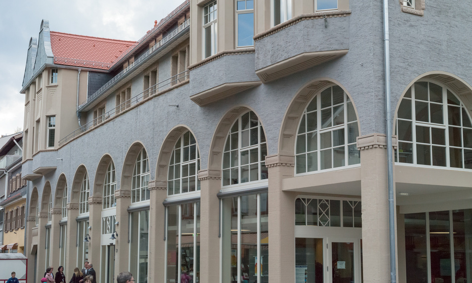 Das historische Kaufhaus Mainzer in Heppenheim mit seinen typischen großen Rundbogenfenstern