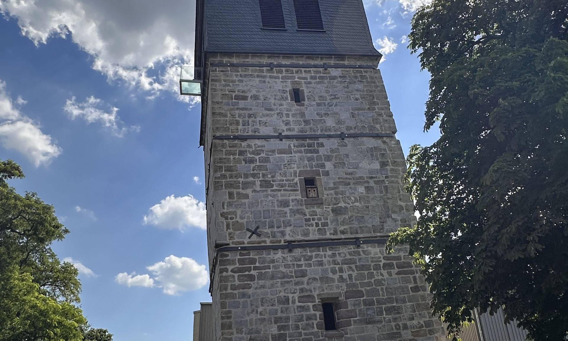 Der schiefe Kirchturm mit seiner Stützkonstruktion