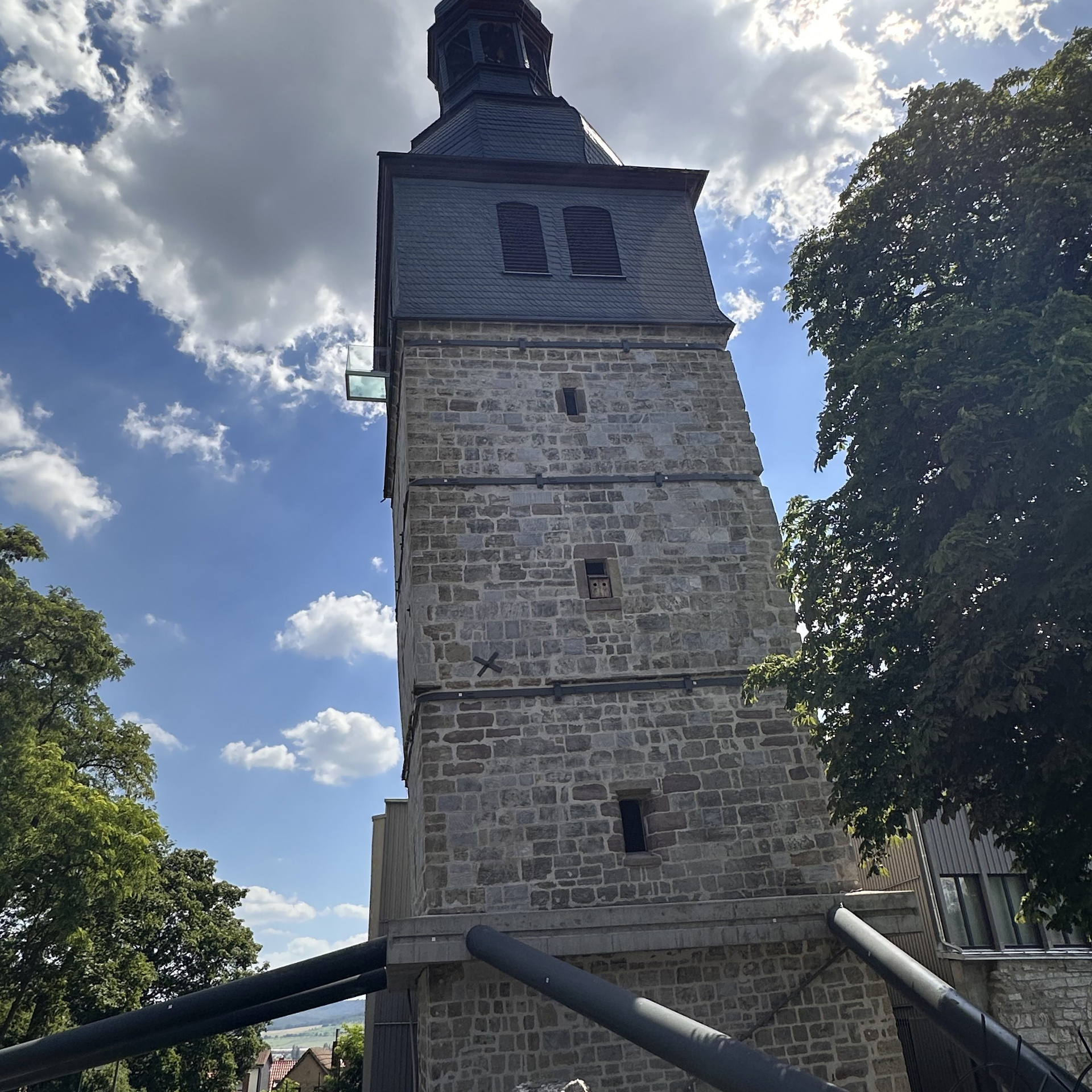 Der schiefe Kirchturm mit seiner Stützkonstruktion