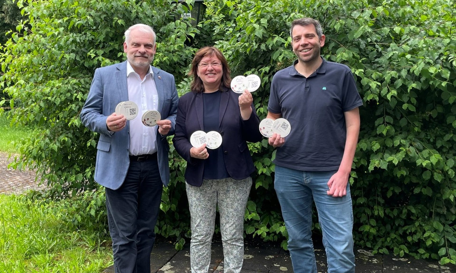 Präsentieren die Bierdeckel zur Bewerbung der Website: (v. li.) Guido Kempel (Bürgermeister Stadt Gedern), Ulrike Pfeiffer-Pantring (Bürgermeisterin Stadt Ortenberg) und Timo Tichai (Bürgermeister Gemeinde Hirzenhain).