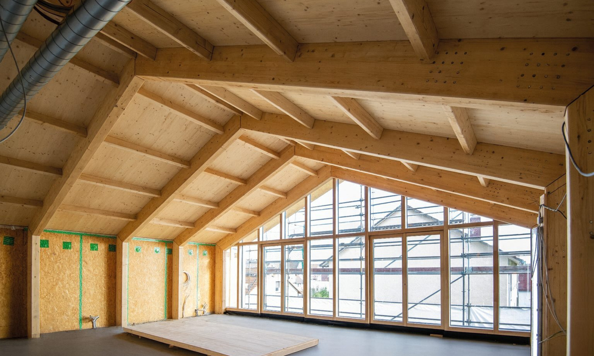Blick auf einen neu ausgebauten Dachstuhl im Hochbunker Agathof in Kassel