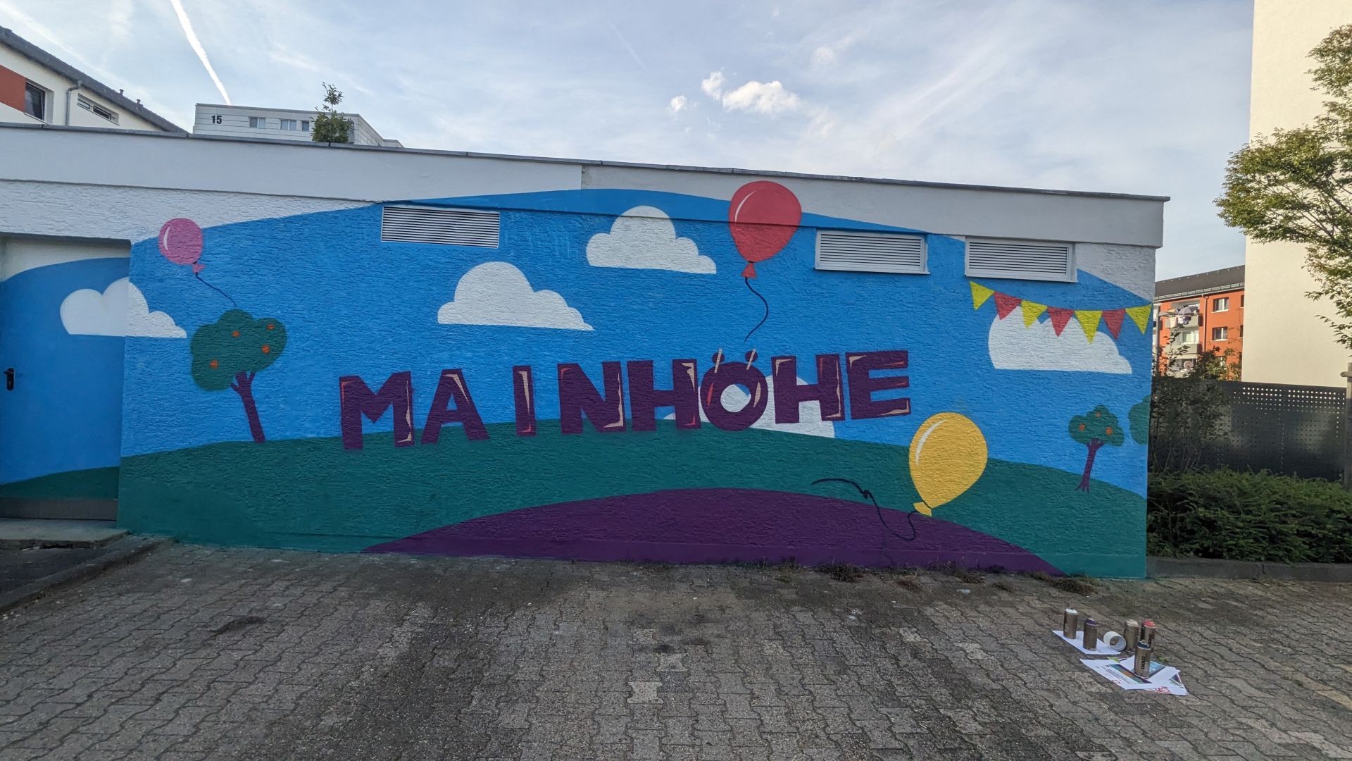 Bunt bemalte Mauer mit der Aufschrift "Mainhöhe"